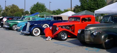 [Five cars in a row facing to the left, each a different color--grey, red, deep blue, light blue, and green.]